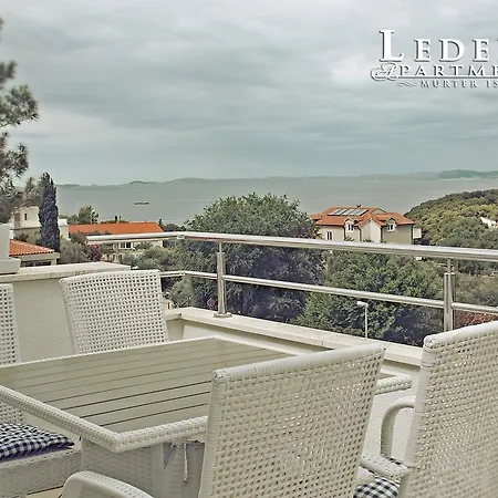 Apartment Leder *