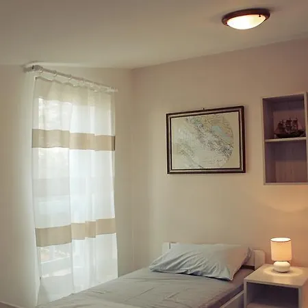 Apartment Leder